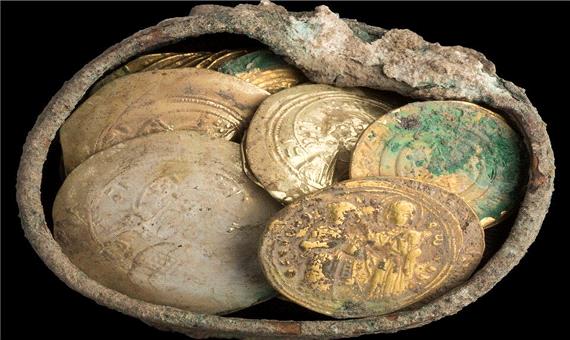 سکه های تاریخی در خانه متهم گیلانی