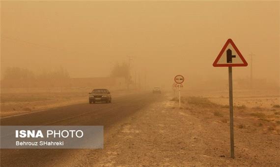 طوفان شن در محور رودبار جنوب _ ایرانشهر/ رانندگان احتیاط کنند