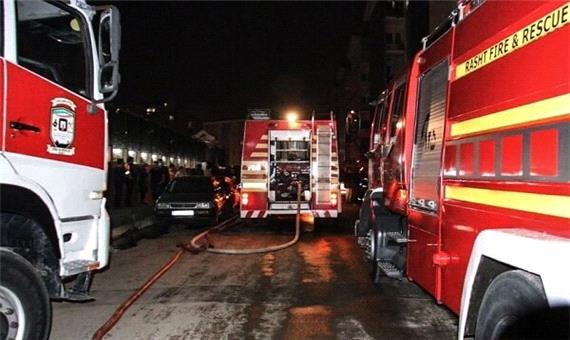 آتش سوزی خودروی پژو 206 در پارکینگ/ 25 نفر نجات یافتند