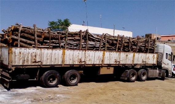 توقیف تریلر حامل 25 تن چوب قاچاق در رودبار جنوب