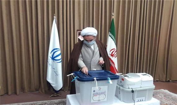 نماینده ولی فقیه در گیلان رای خود را در صندوق انداخت