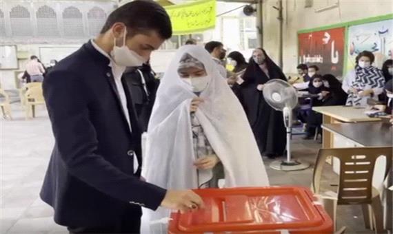 عروس و داماد لنگرودی پای صندوق رای انتخابات 1400