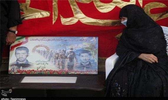 روضه‌خوانی درب منزل شهید دفاع مقدس در رشت به روایت تصویر