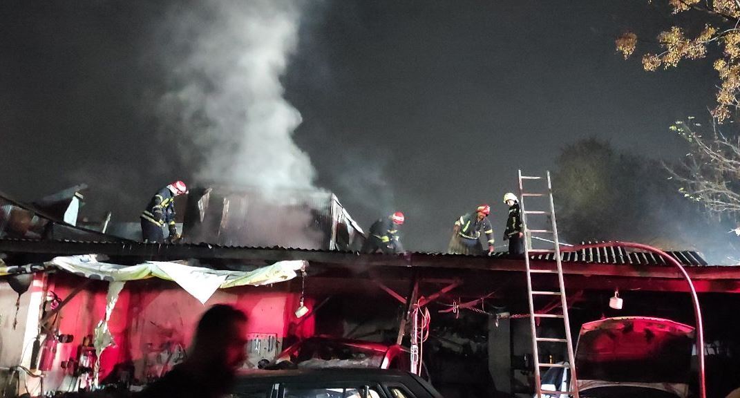 مهار آتش سوزی یک کارگاه مکانیکی در پل عراق رشت، بامداد امروز