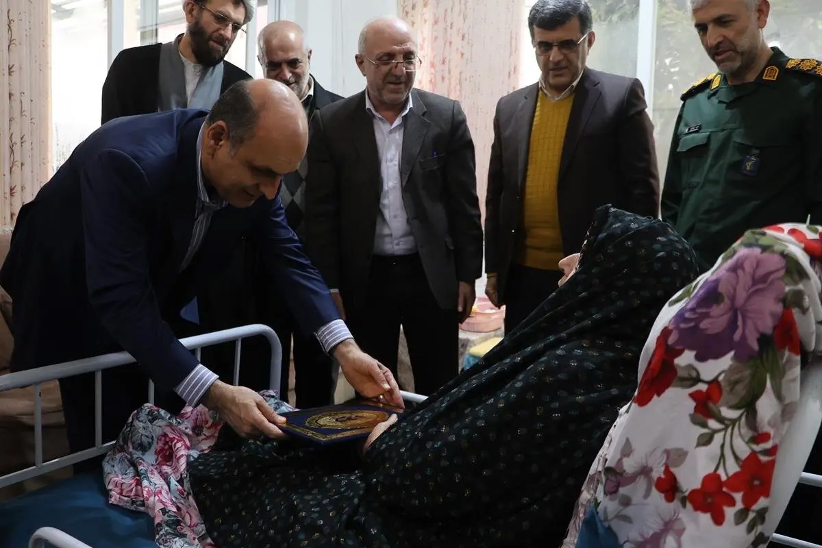 استاندار گیلان با مادر شهیدان آذرزرتشت در آستانه اشرفیه دیدار کرد