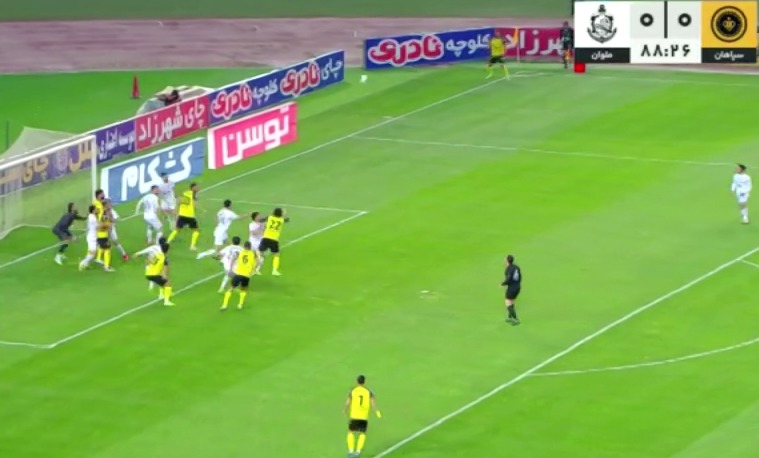 توقف قهرمان نیم فصل توسط ملوان در نقش جهان اصفهان