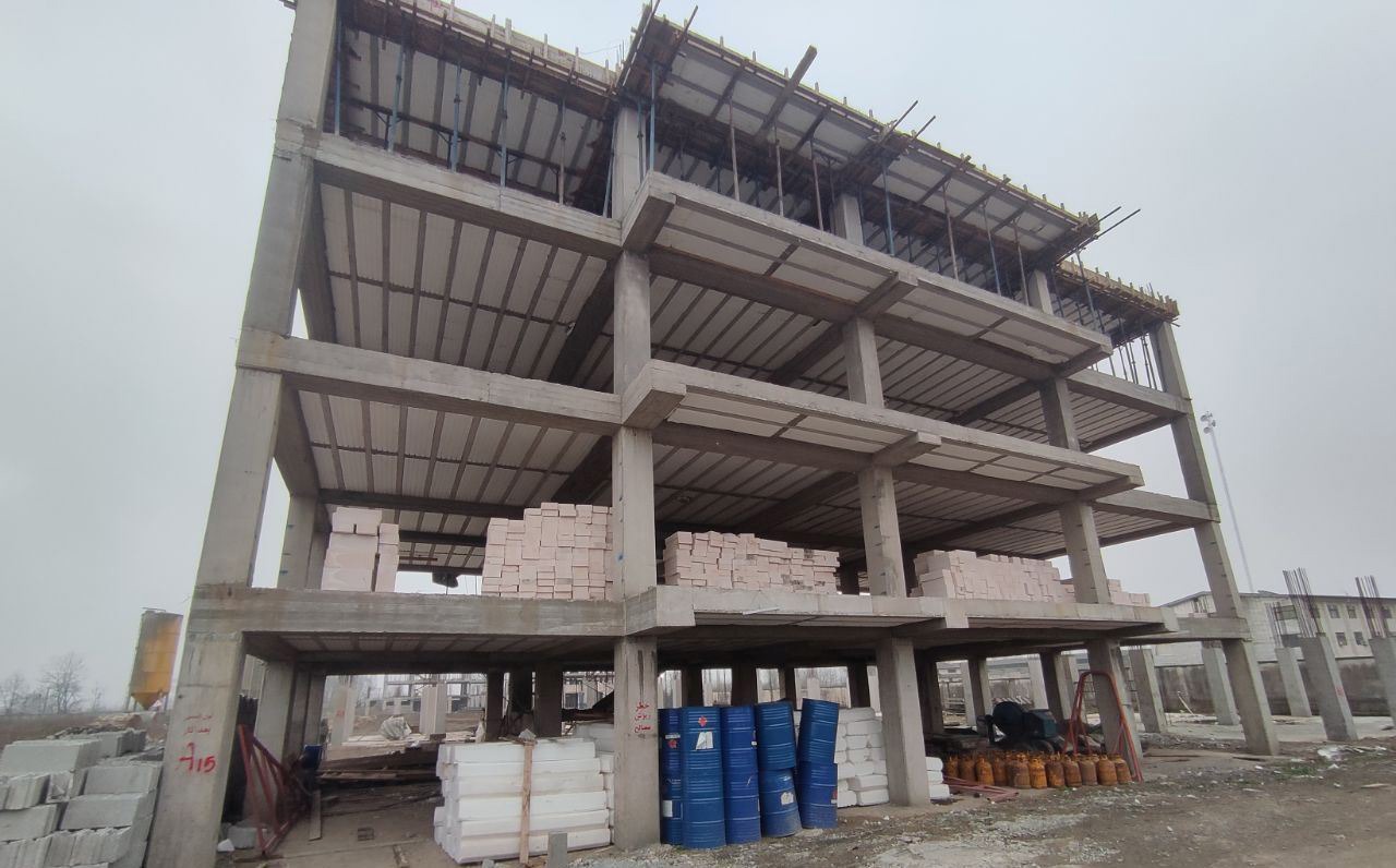 تسریع در تکمیل طرح ۲۳۱ واحدی نهضت ملی مسکن آستانه‌اشرفیه با پیگیری معاون وزیر راه و شهرسازی