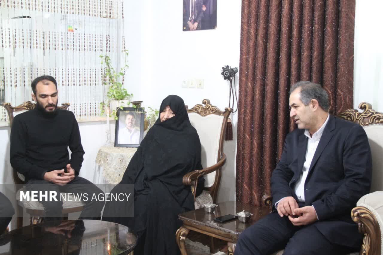 دیدار معاون استاندار گیلان با خانواده شهدای آستارایی اغتشاشات دی‌ماه