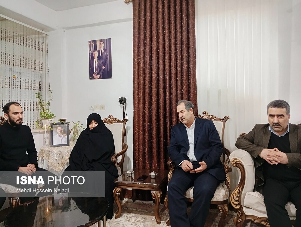 معاون سیاسی استاندار با خانواده شهیدان «وحیدسولا» و «خاوری» در آستارا دیدار کرد