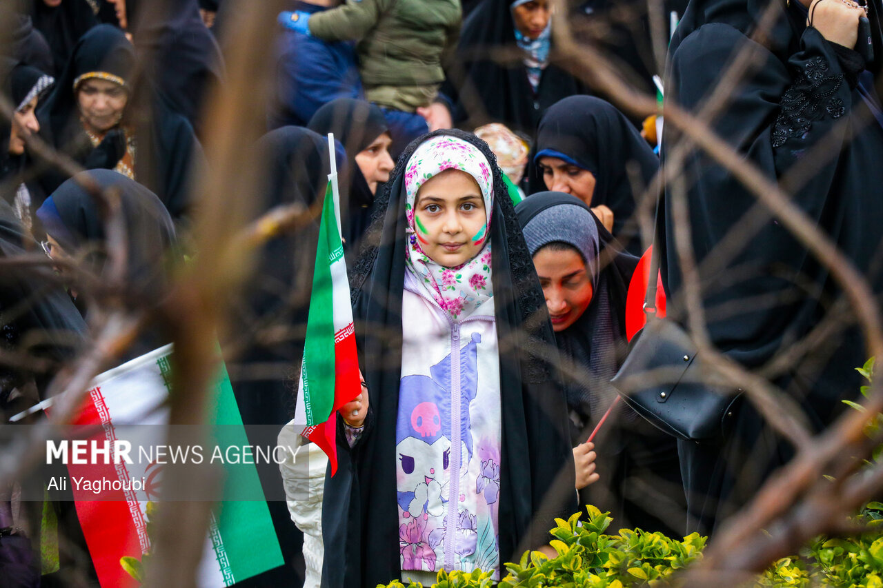 تصاویری از حضور پرشور مردم انزلی در راهپیمایی ۲۲ بهمن