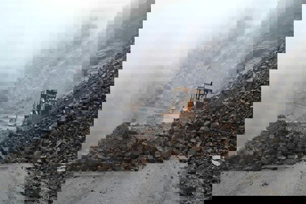 انسداد آزادراه قزوین-رشت به علت ریزش کوه