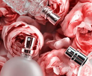 اگه ماندگاری عطرت کمه، اینطوری بیشترش کن