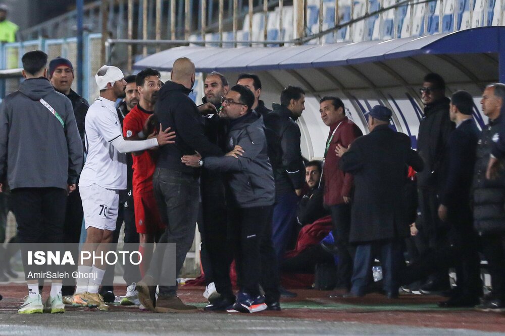ارسال گزارش بازی ملوان - تراکتور به کمیته انضباطی/ ناظر بازی تعلیق شد