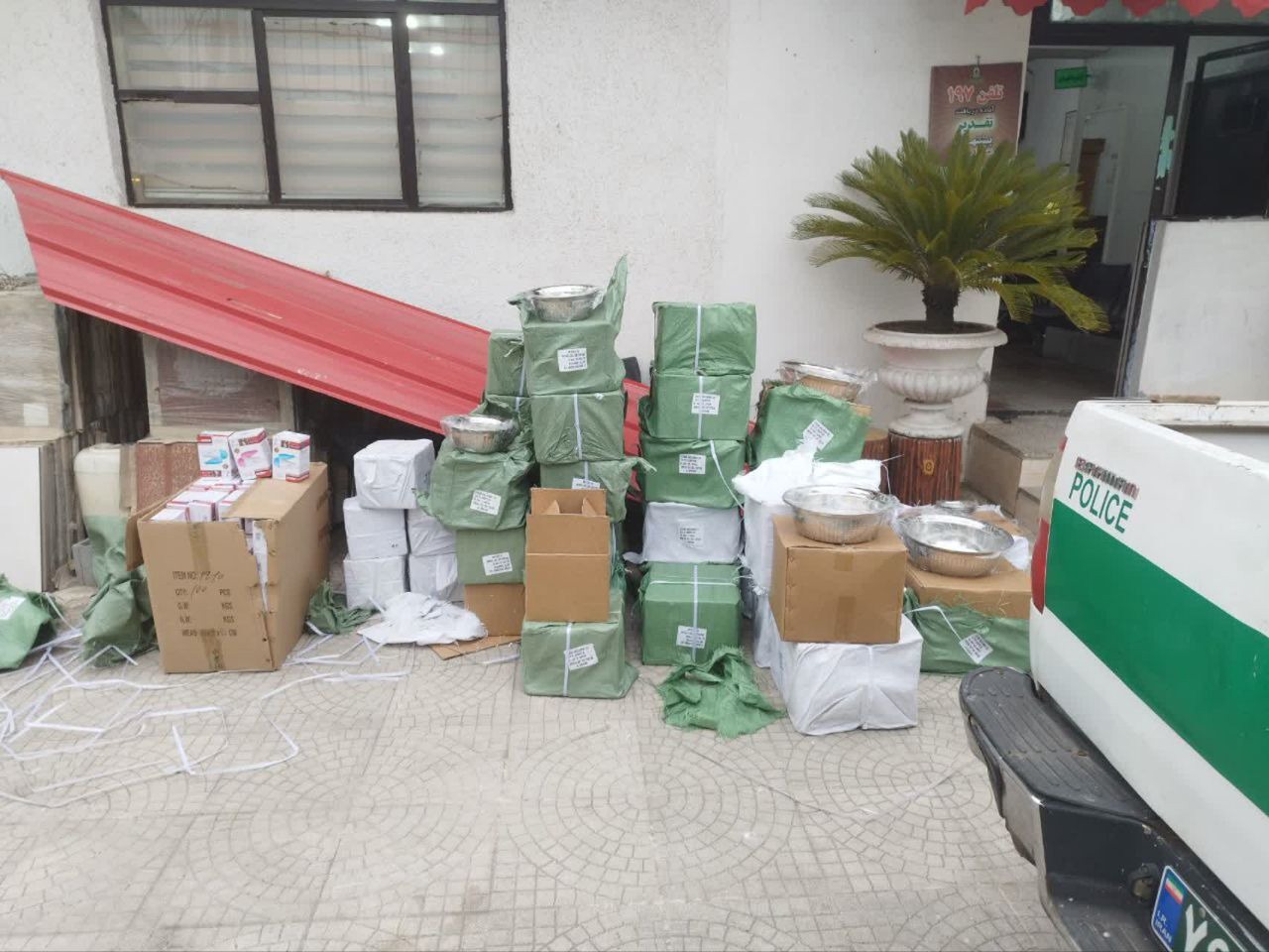 توقیف خودروی سمند حامل ظروف آشپزخانه قاچاق در بندر انزلی