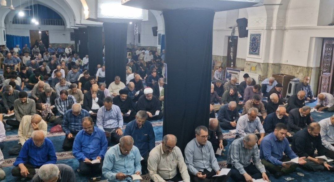 طنین دعای عرفه در مسجد جامع لاهیجان