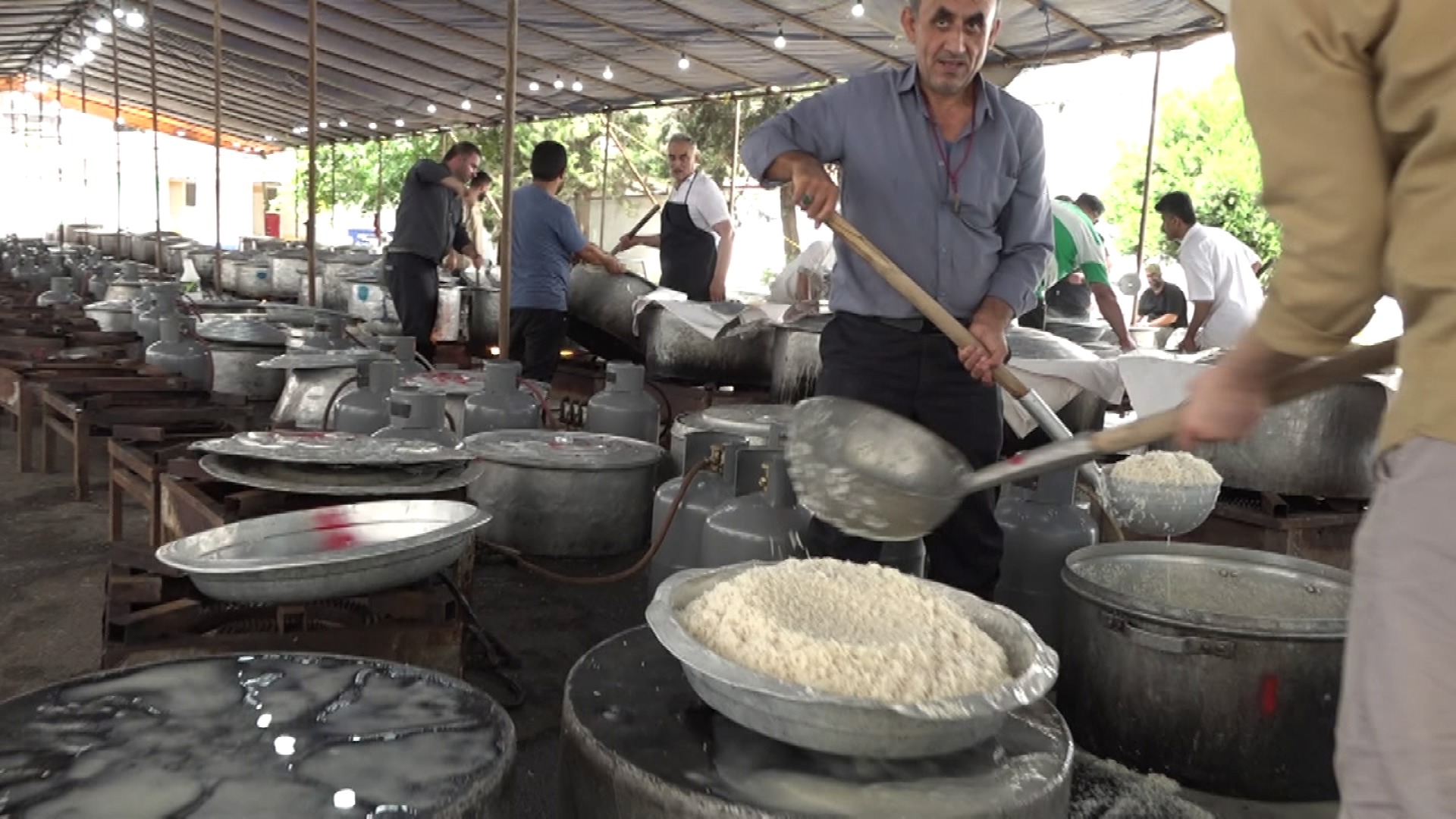 پخت و توزیع ۱۴ هزار غذای نذری در رشت