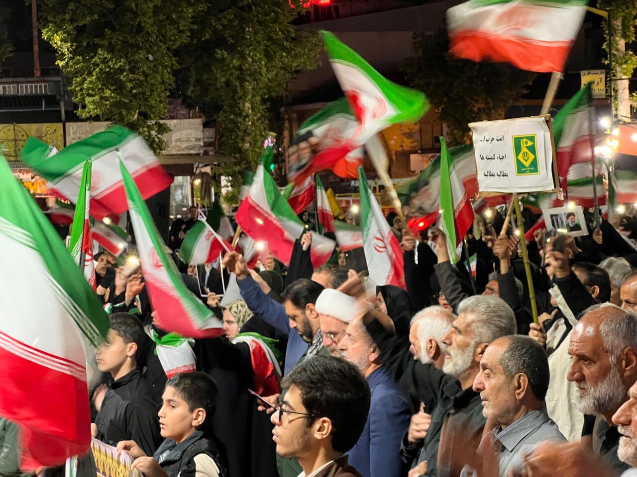 راهپیمایی مردم فومن در دفاع از وطن به شب صد و یکم رسید