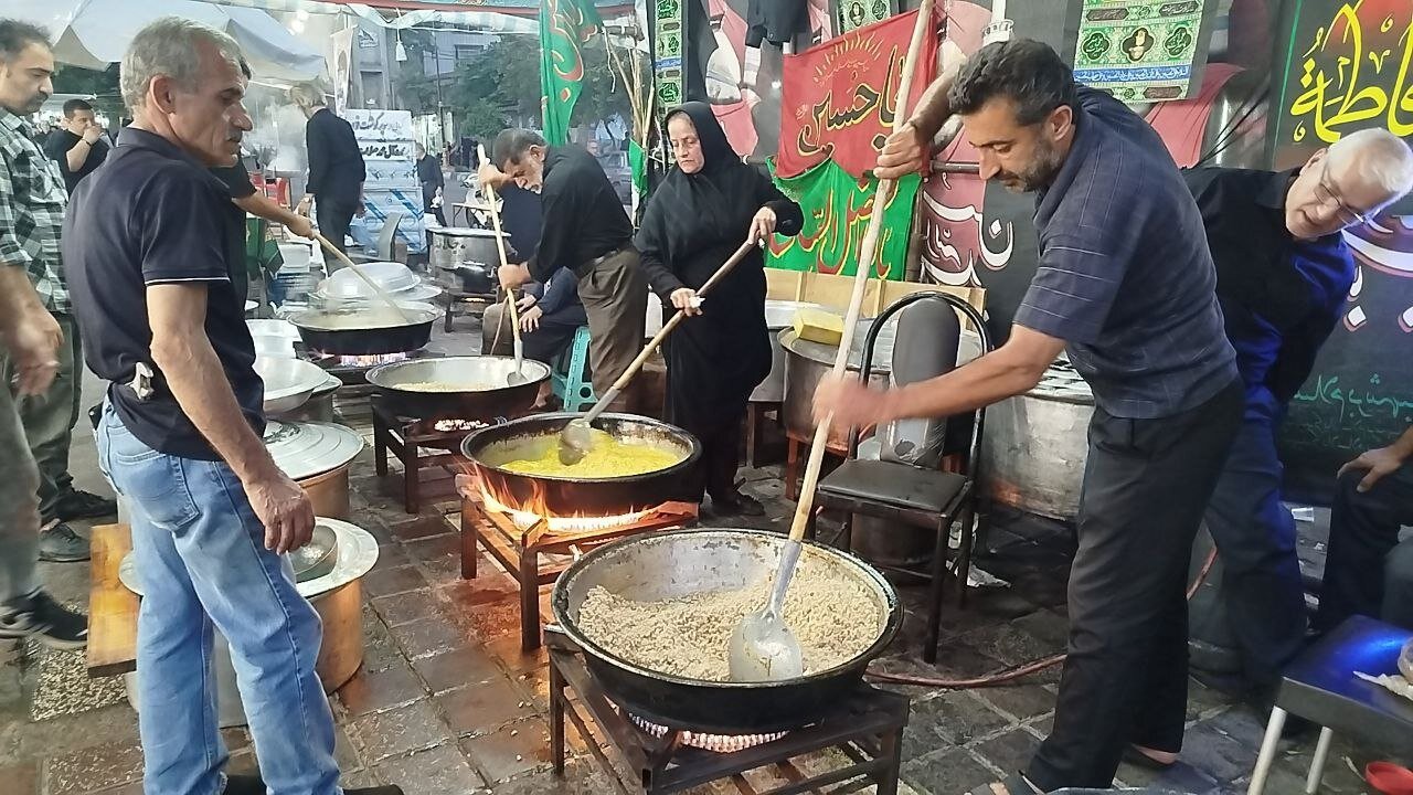پخت ۵ هزار پرس غذای نذری در آستانه اشرفیه