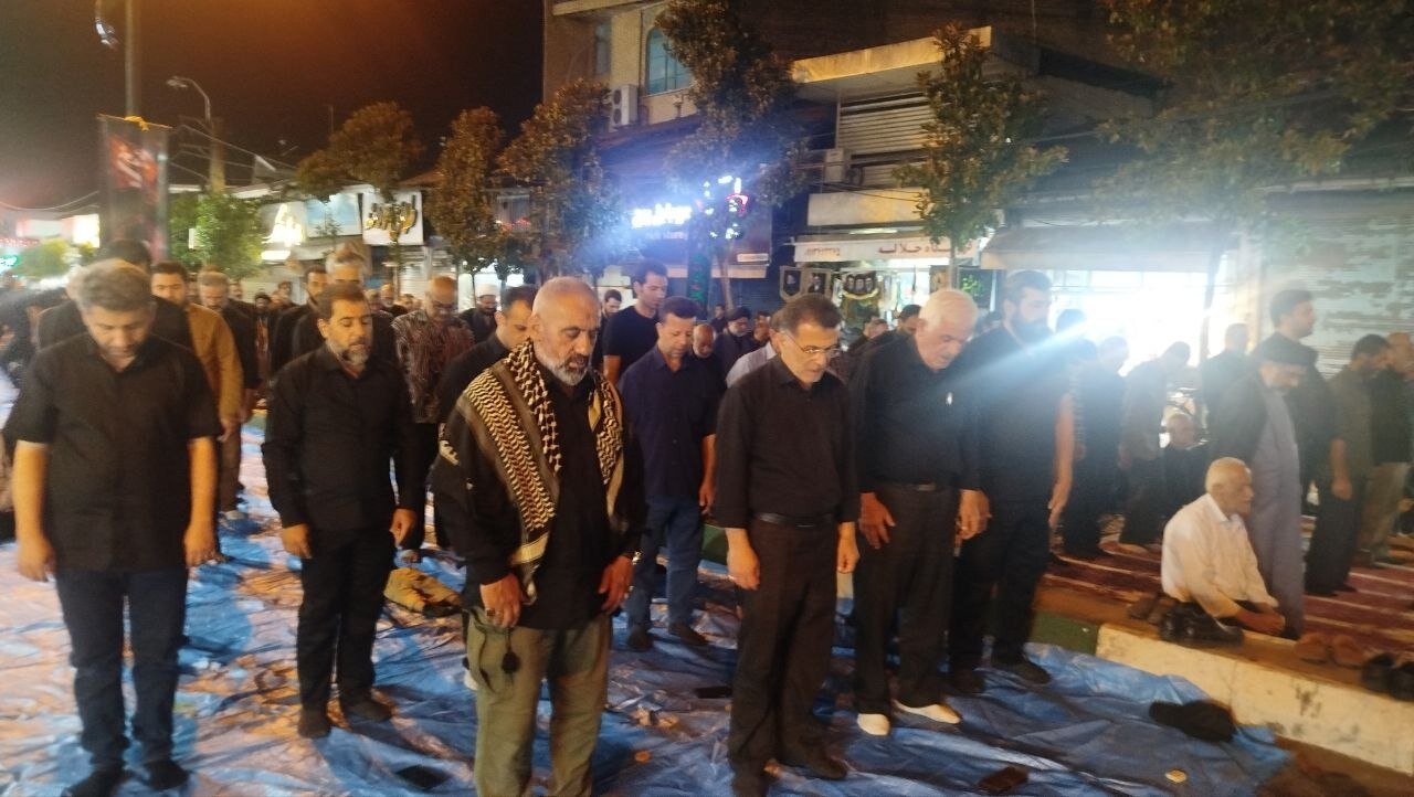 اقامه دسته‌جمعی نماز لیله‌ الدفن برای رهبر شهید در آستانه اشرفیه