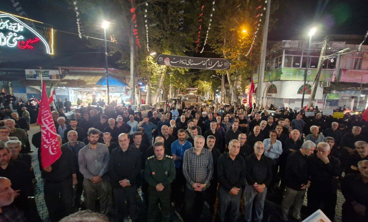 اقامه نماز لیله‌ الدفن برای رهبر شهید در لاهیجان