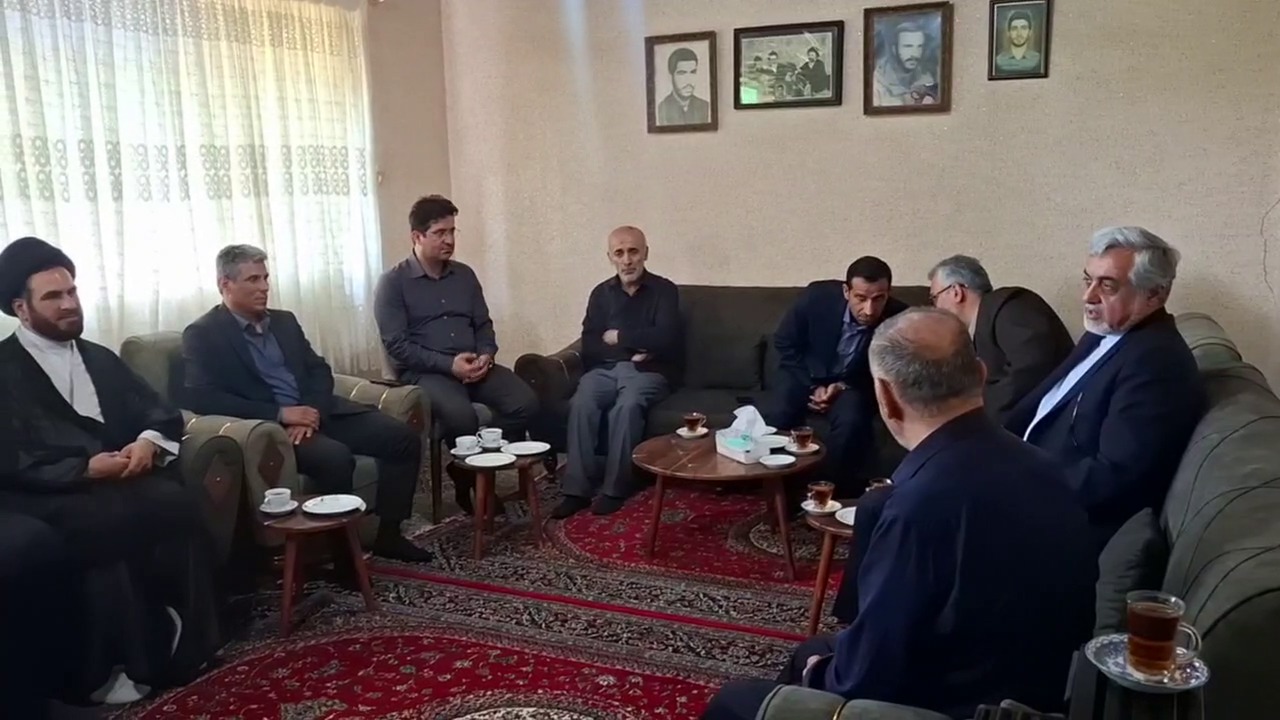 دیدار مسئولان شهرستان رشت با خانواده شهید صادقی