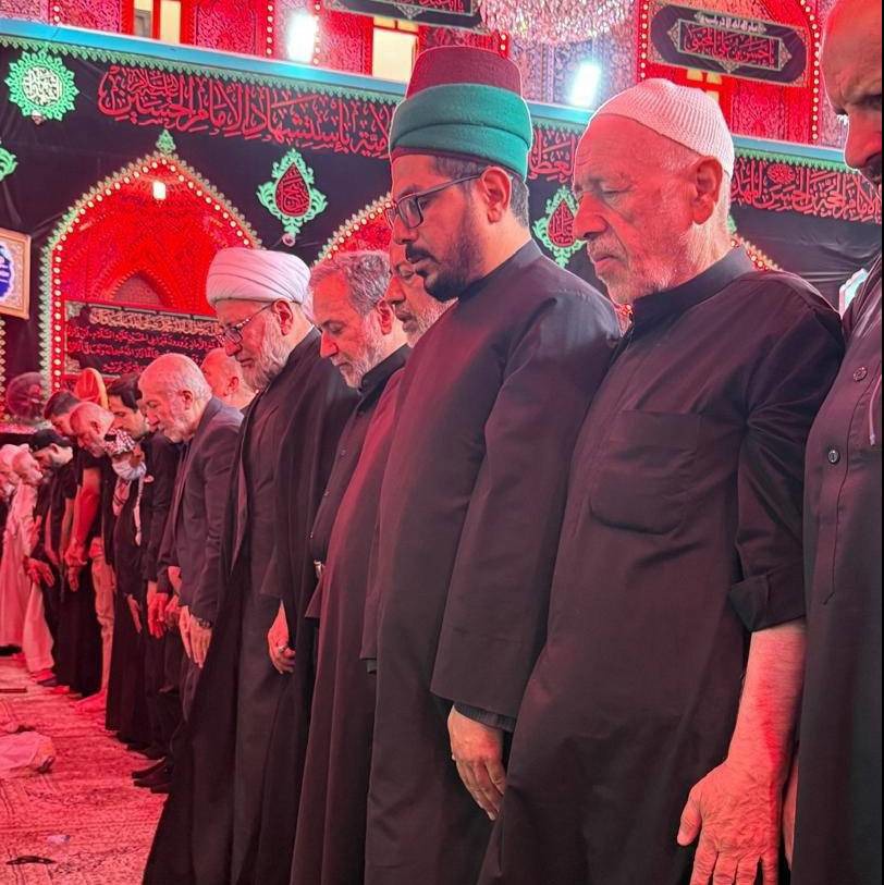 حضور سید عباس عراقچی در نماز جماعت ظهر اربعین در حرم امام حسین (ع)