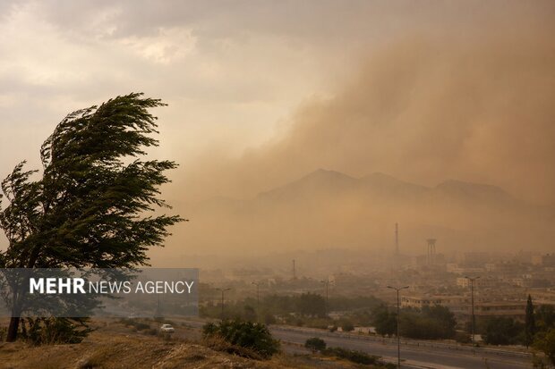 تندباد اصفهان را درمی‌نوردد؛ کاهش دما نامحسوس است