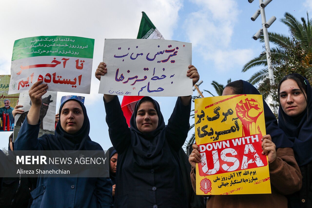 ۱۳ آبان فرصتی برای انتقال آرمان‌های انقلاب به نسل جوان است